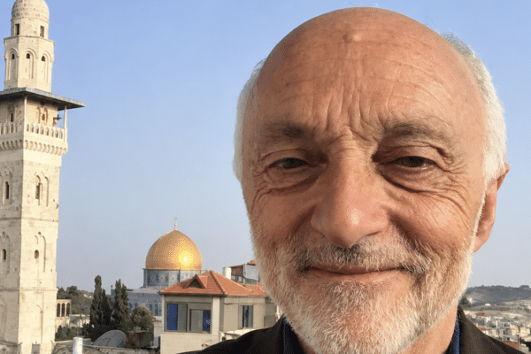 Selfie sur une terrasse avec dôme doré