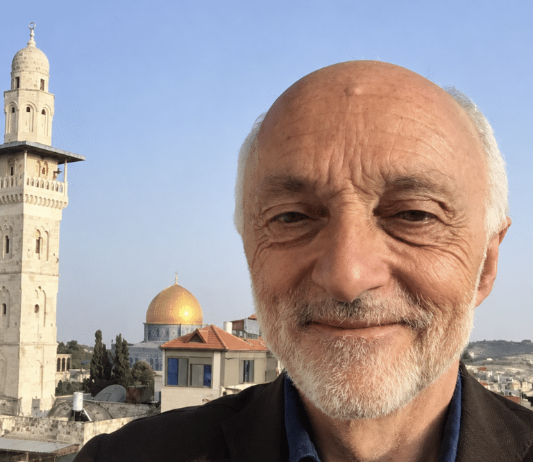 Selfie sur une terrasse avec dôme doré