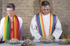 deux personnes de l'église avec des écharpes de couleurs