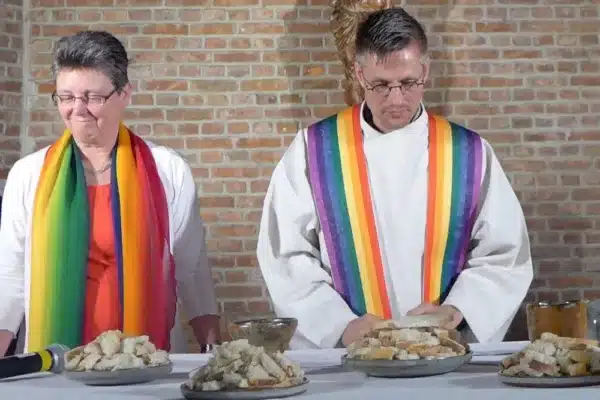 deux personnes de l'église avec des écharpes de couleurs