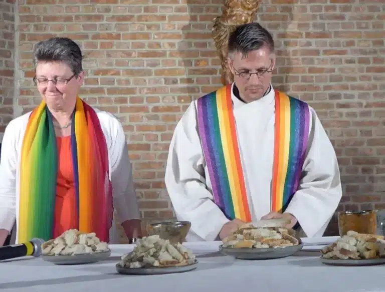 deux personnes de l'église avec des écharpes de couleurs