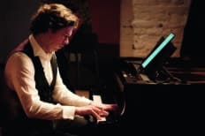 une personne jouant du piano