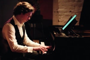 une personne jouant du piano