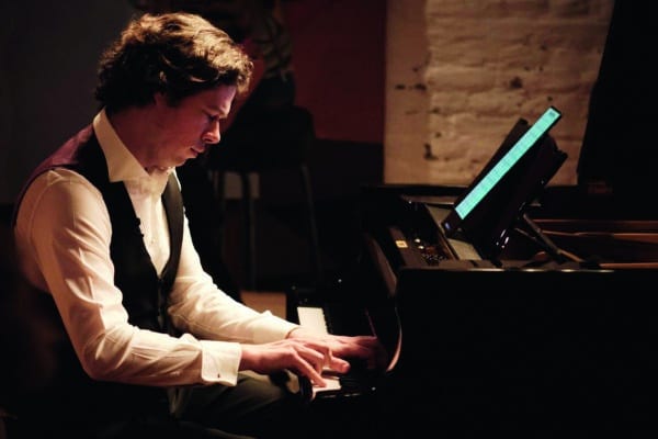 une personne jouant du piano